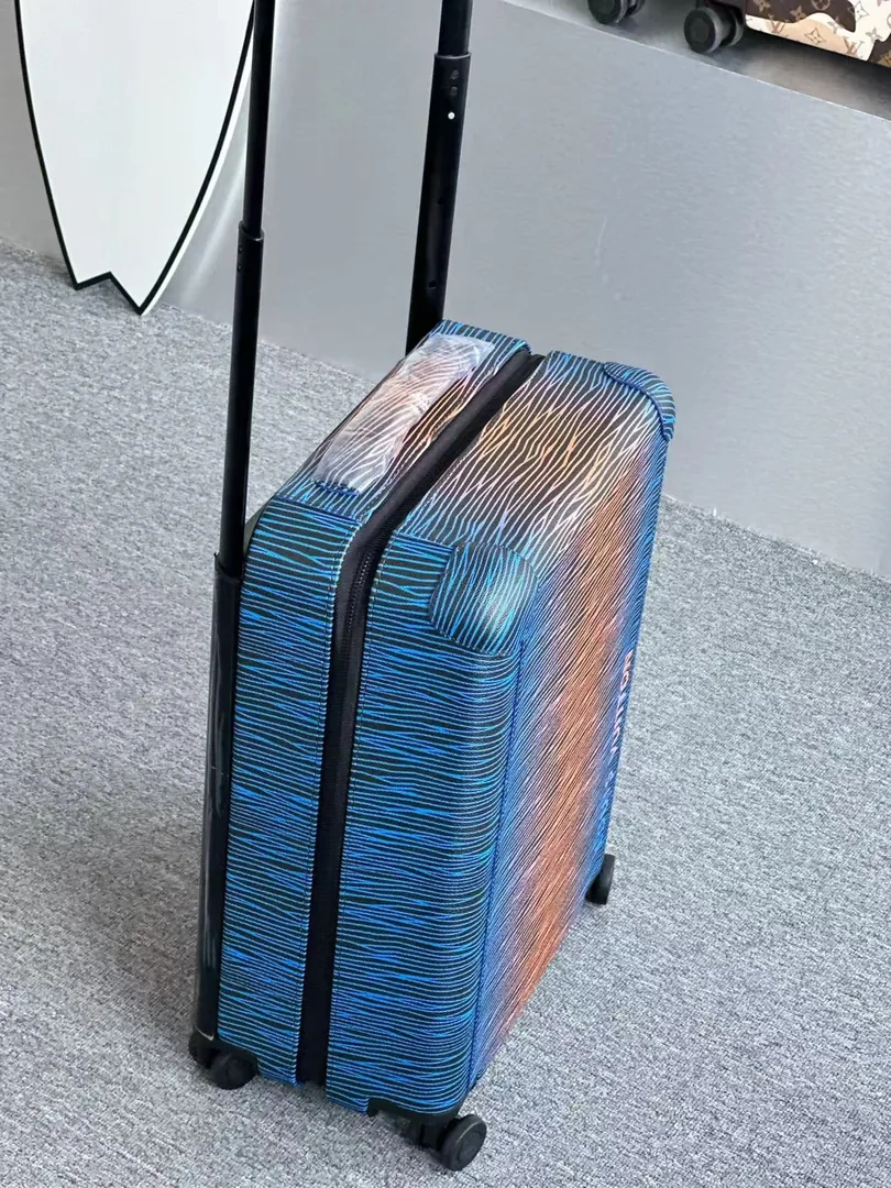 Horizon Rolling Luggage — Photo 7
