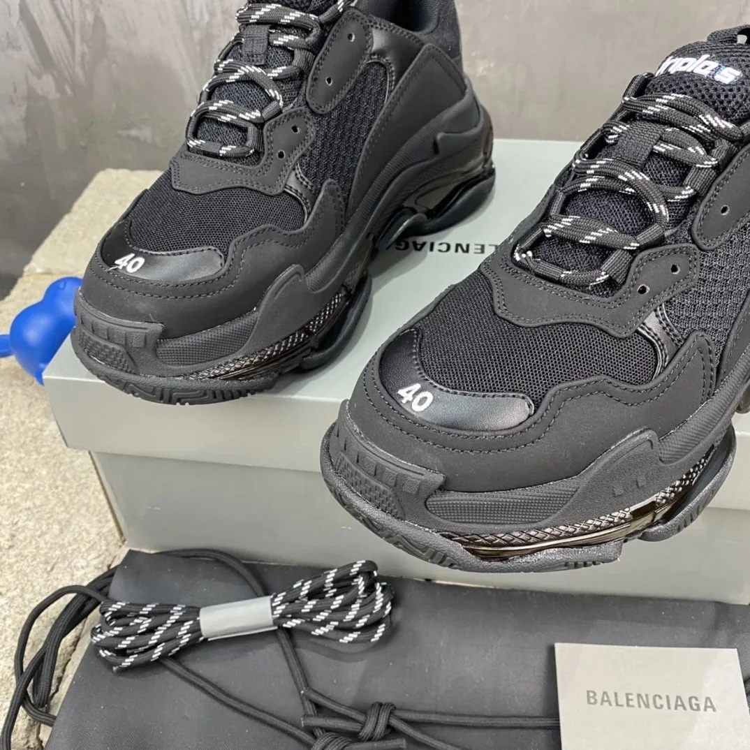 Balenciaga Triple S Black — Photo 5