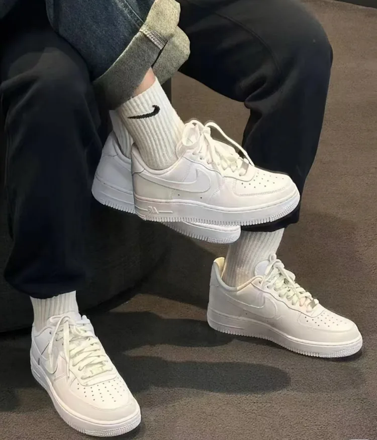 Nike Air Force 1 Lace-Up Trainers — Photo 4