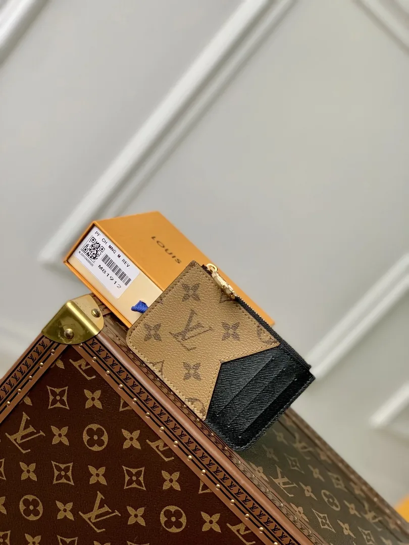 Louis Vuitton Leather Card Holder — Photo 8