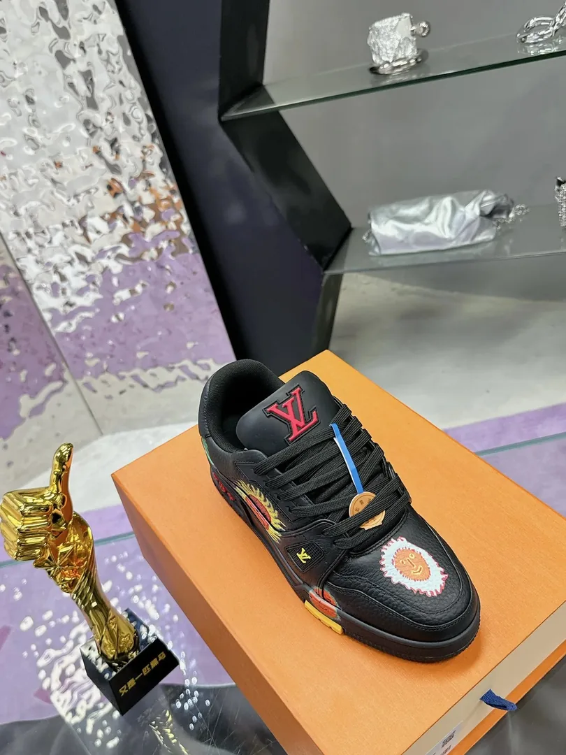Louis Vuitton LV Trainer Graffiti Print Low-Top Trainers — Photo 13