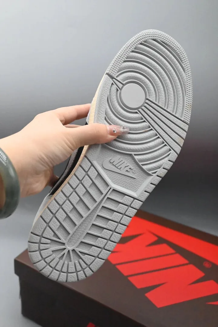 Air Jordan 1 Low Black Grey — Photo 4