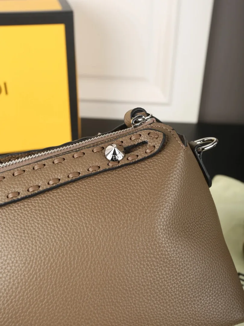 Fendi By The Way Soft Boston Bag — Zdjęcie 13