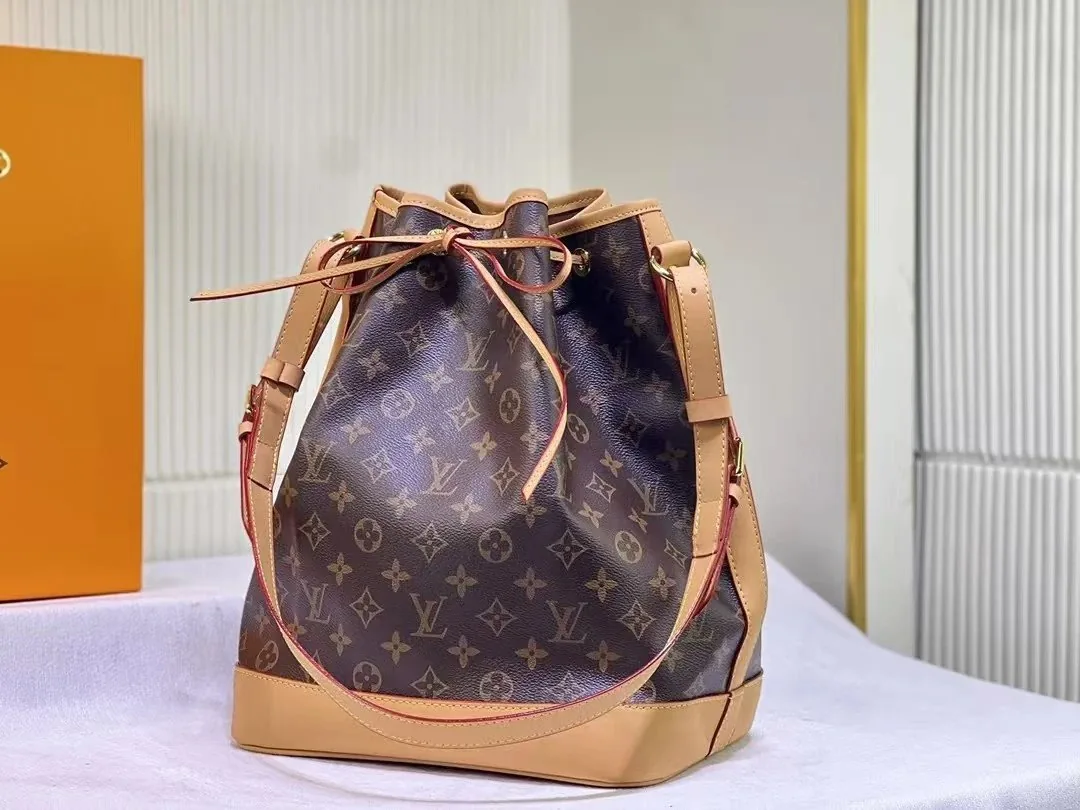 Louis Vuitton Noe Bucket Bag — Photo 8
