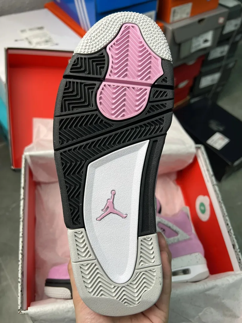Air Jordan 4 Orchid — Photo 14