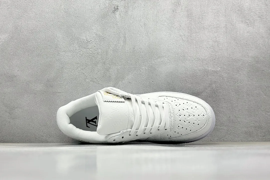 White Nike Air Force 1 — QC