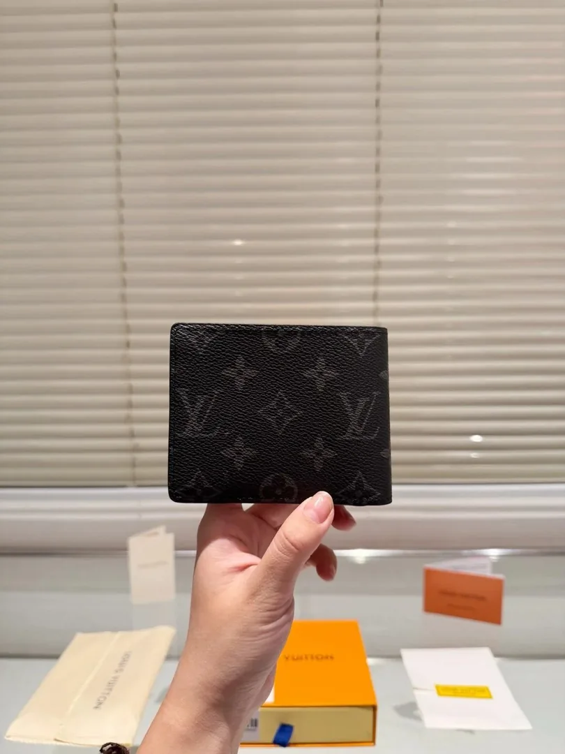 Louis Vuitton Leather Wallet — photo 7