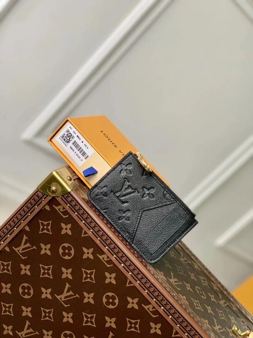 Louis Vuitton Leather Card Holder — Photo 11
