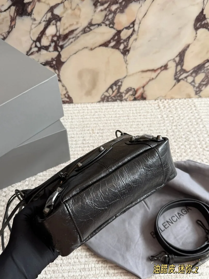 Balenciaga Waxed Leather City Bag — photo 5
