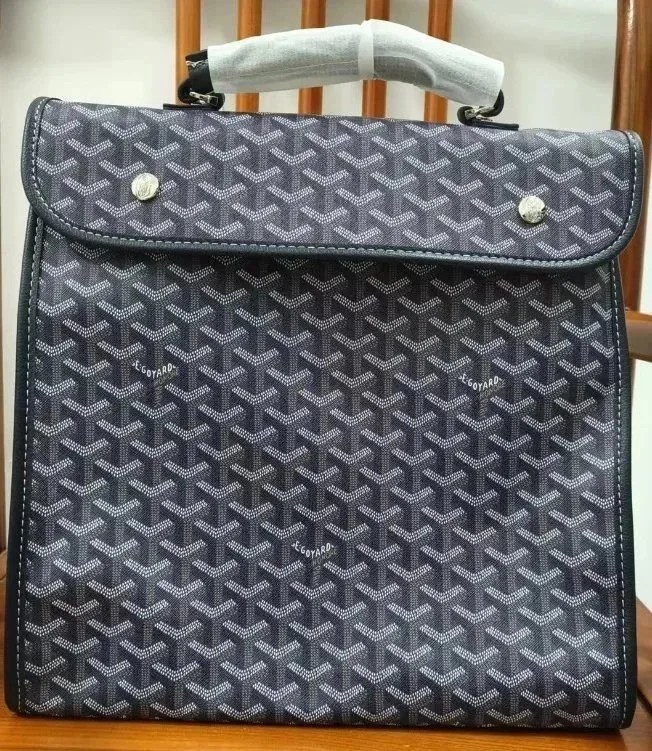 Street Style Travel Bag — Photo 14