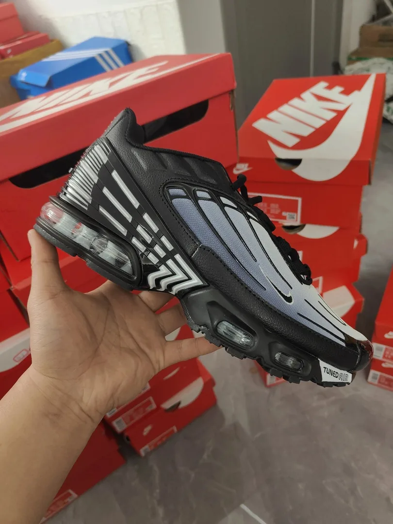 Black Nike Air Max Plus TN — Photo 15