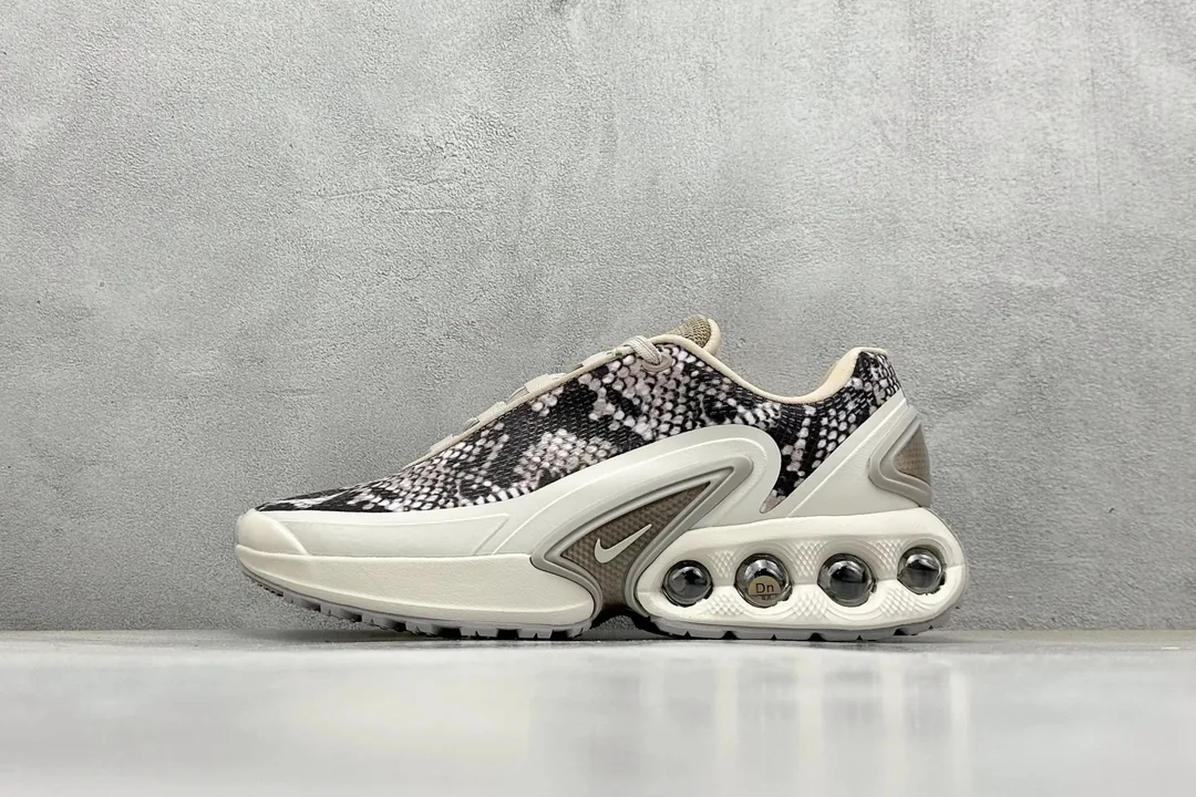 Nike Air Max Dn Solid Black Low-Top Trainers — QC