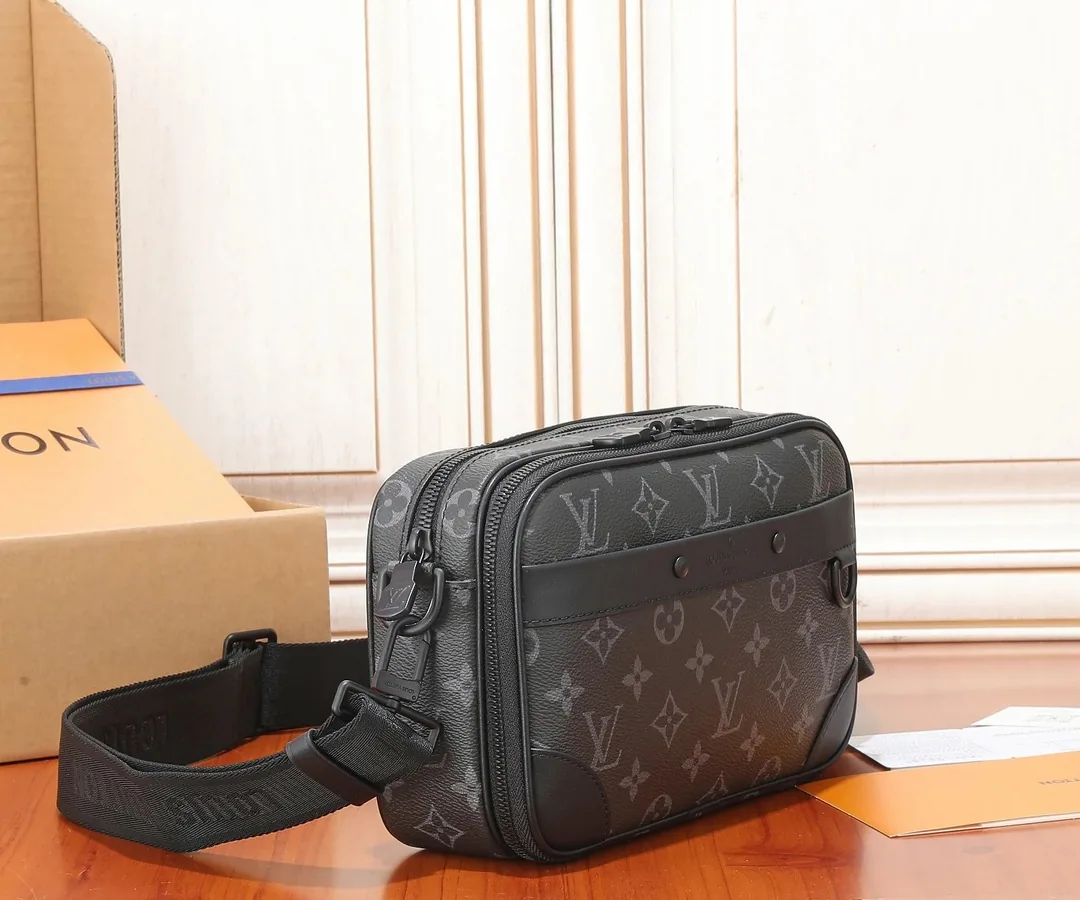 Louis Vuitton Alpha Messenger Bag — Photo 5