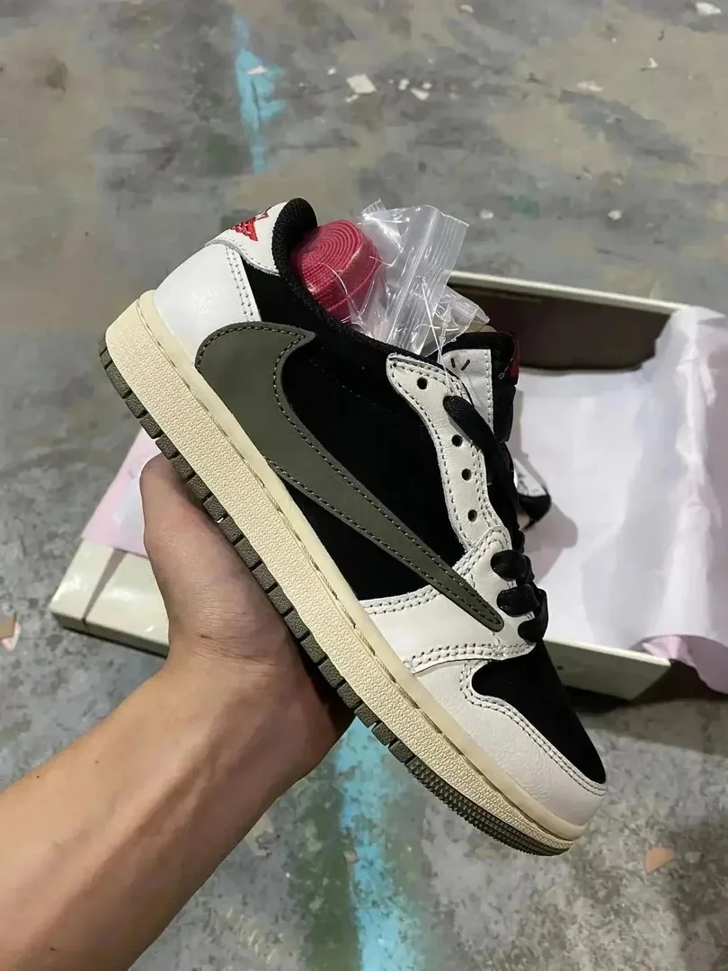 Jordan 1 White Basic Trainers — Photo 15