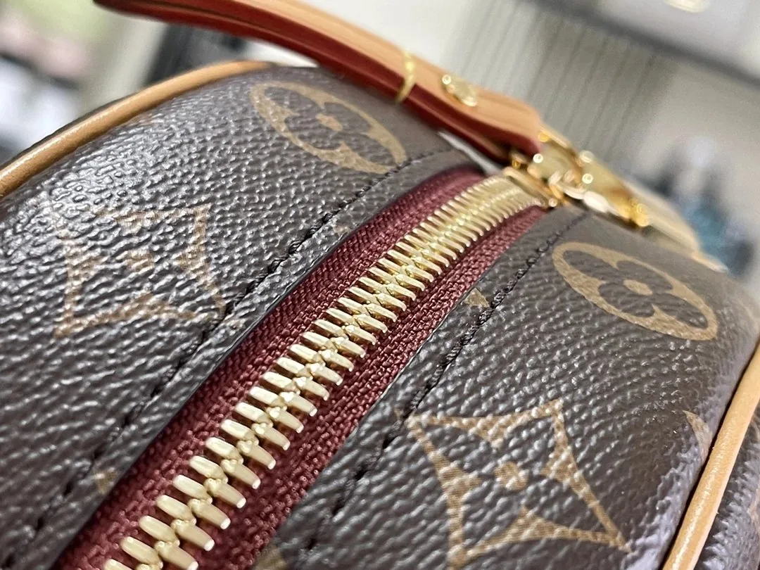 Louis Vuitton Monogram Shoulder Bag — Photo 13