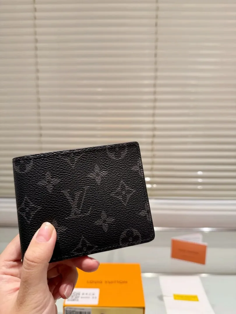 Louis Vuitton Leather Wallet — photo 5