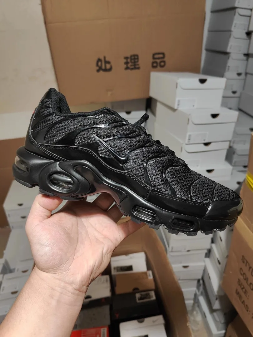 Black Nike Air Max Plus TN — Photo 2