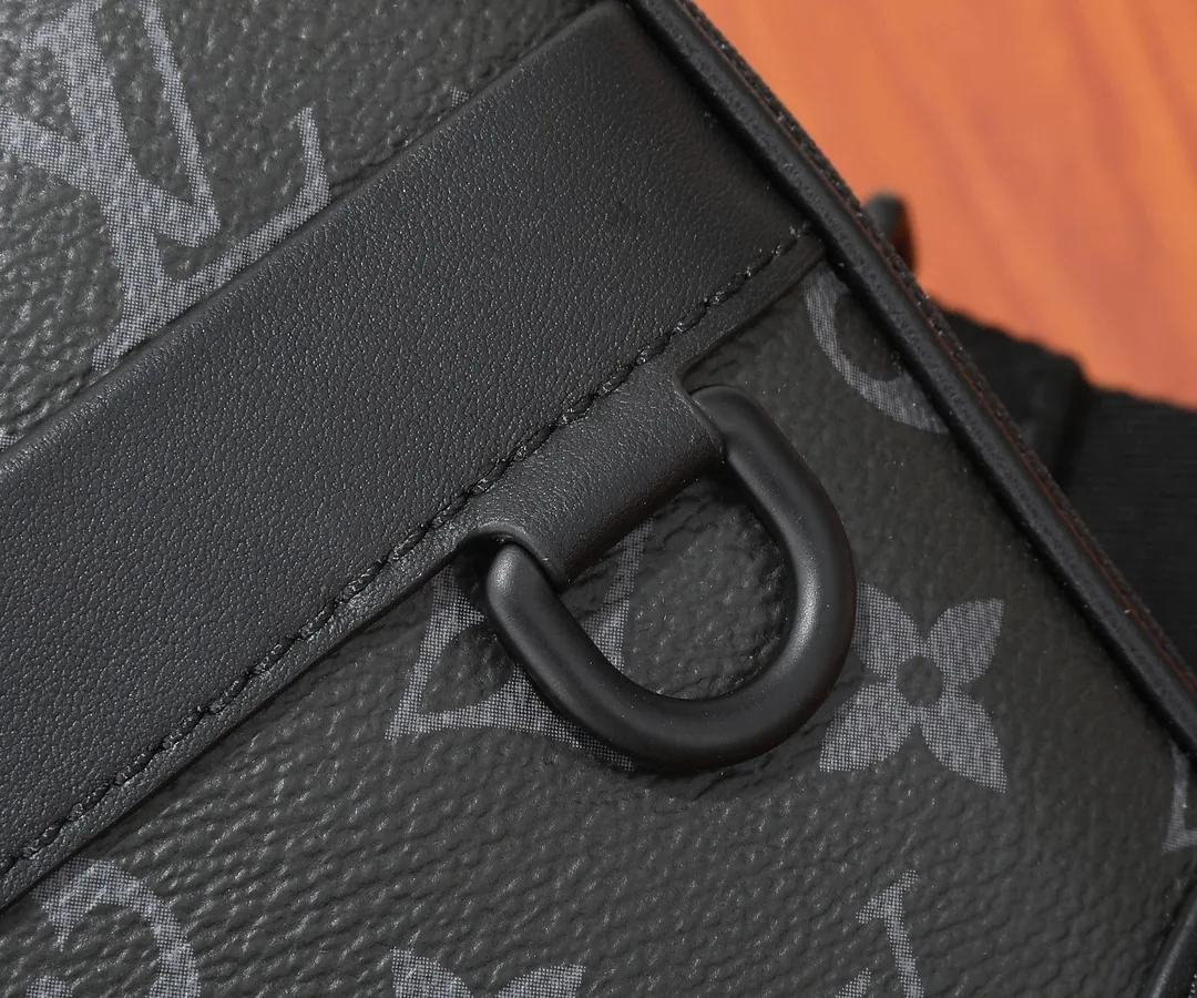 Louis Vuitton Alpha Messenger Bag — Photo 8