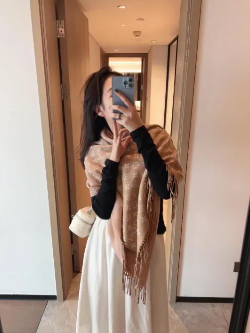 Louis Vuitton Monogram Flower Cashmere Scarf Collection — photo 7