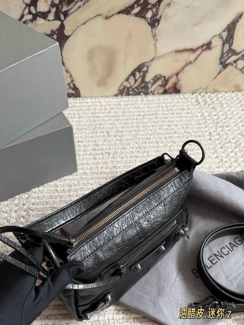 Balenciaga Waxed Leather City Bag — photo 6