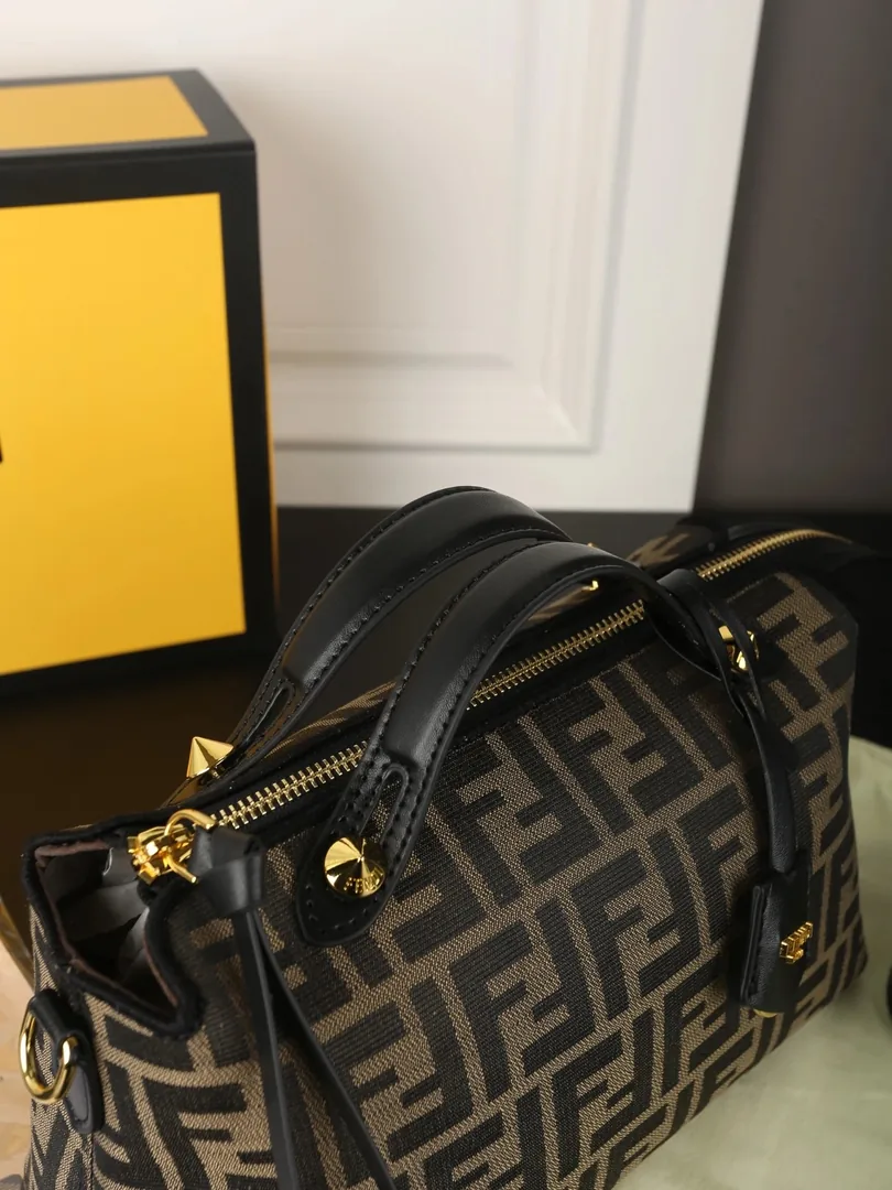 Fendi By The Way Soft Boston Bag — Zdjęcie 7
