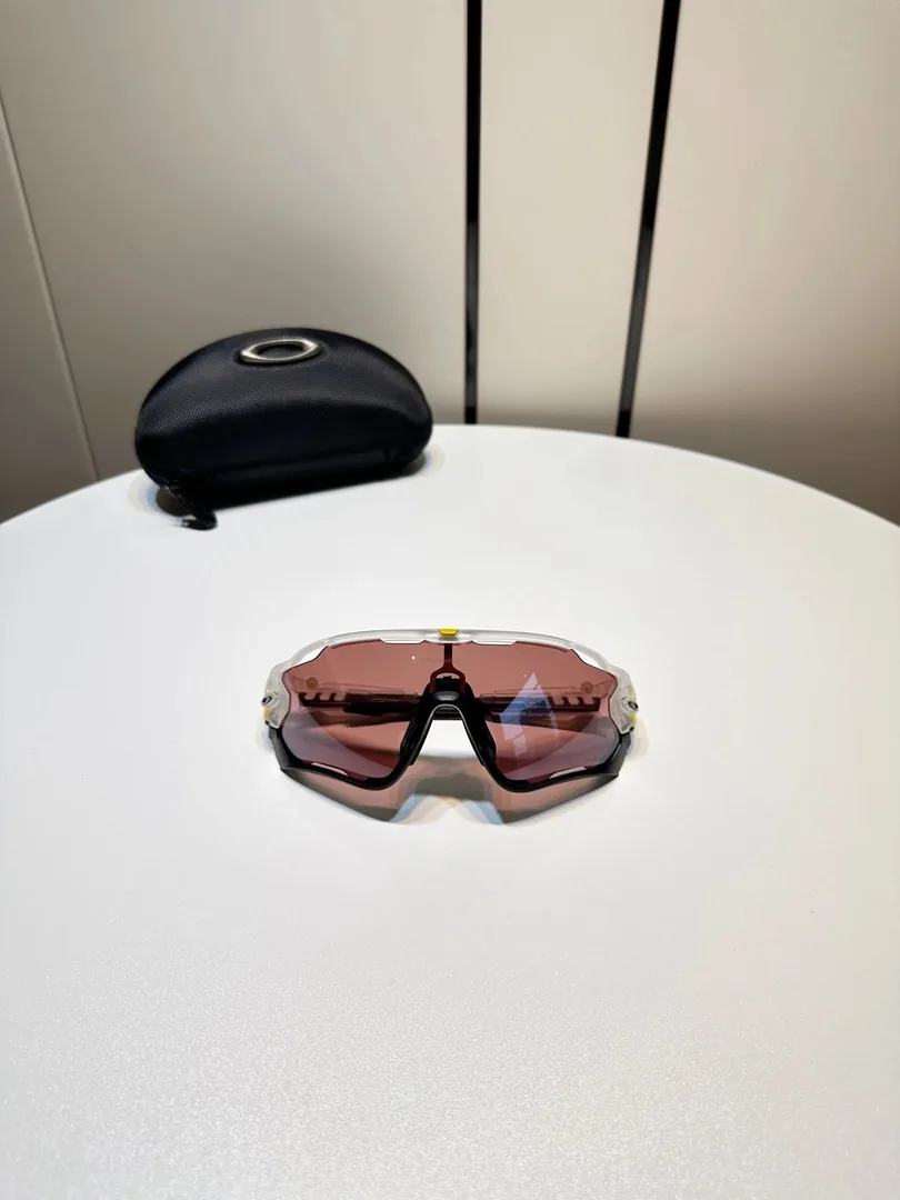Polarized Lightweight Sport Sunglasses — Photo 4
