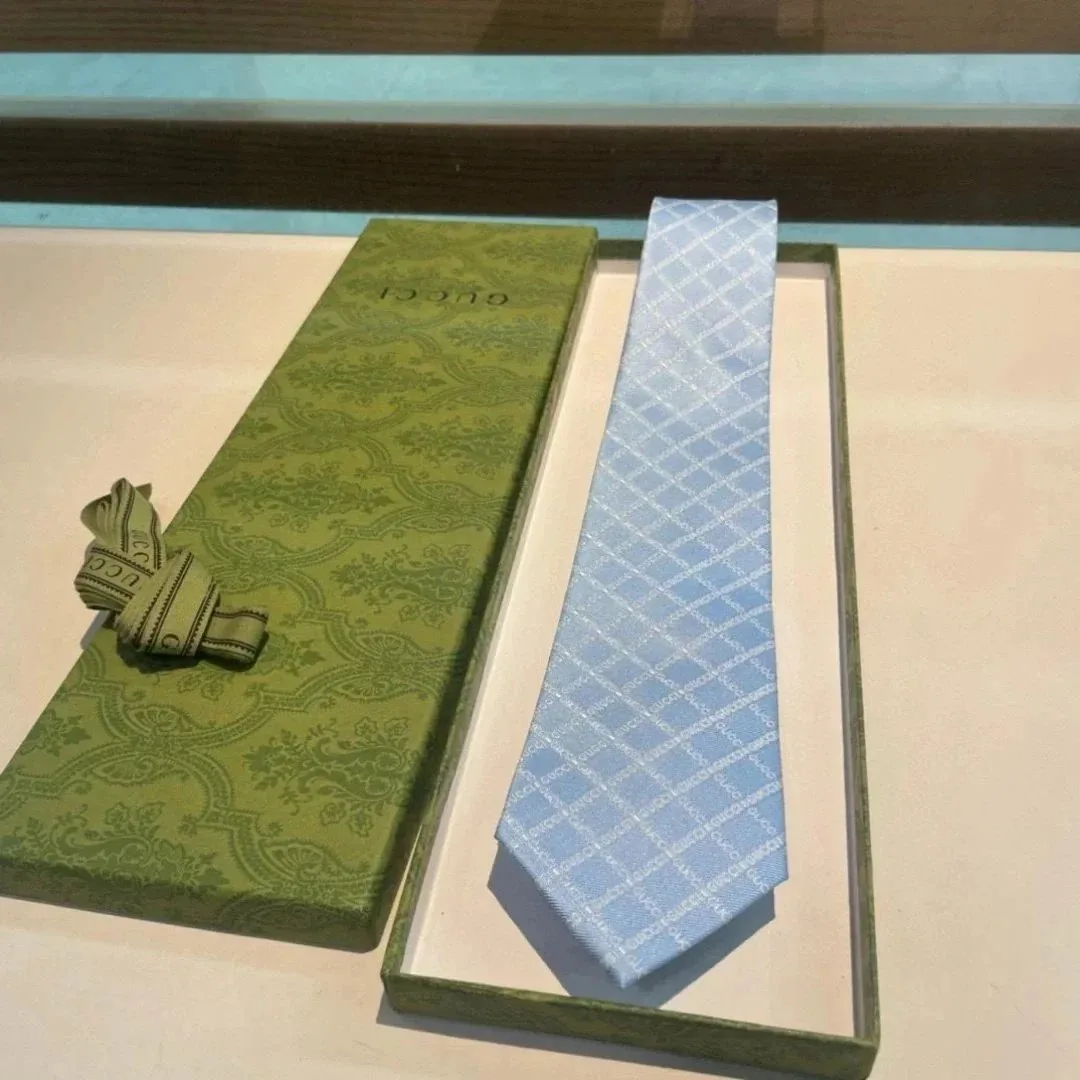 Necktie — Photo 3