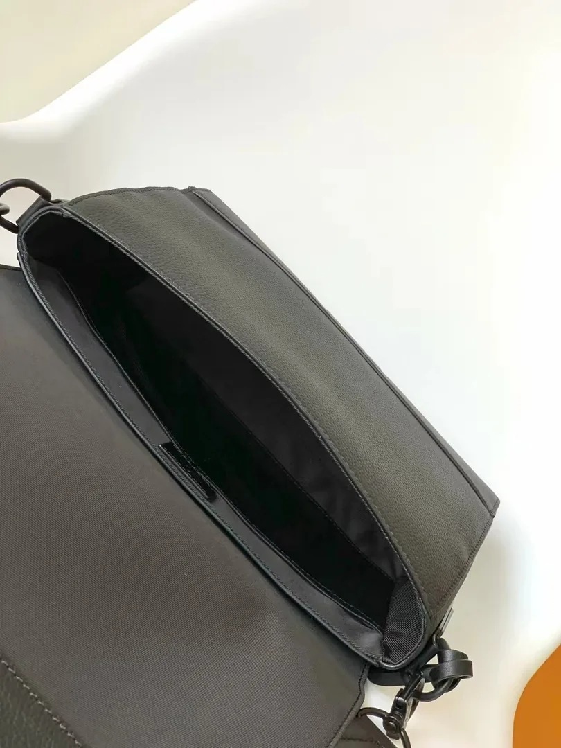 Louis Vuitton Takeoff Bag — Photo 8
