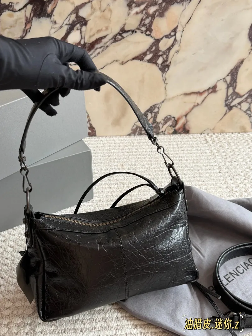 Balenciaga Waxed Leather City Bag — photo 8