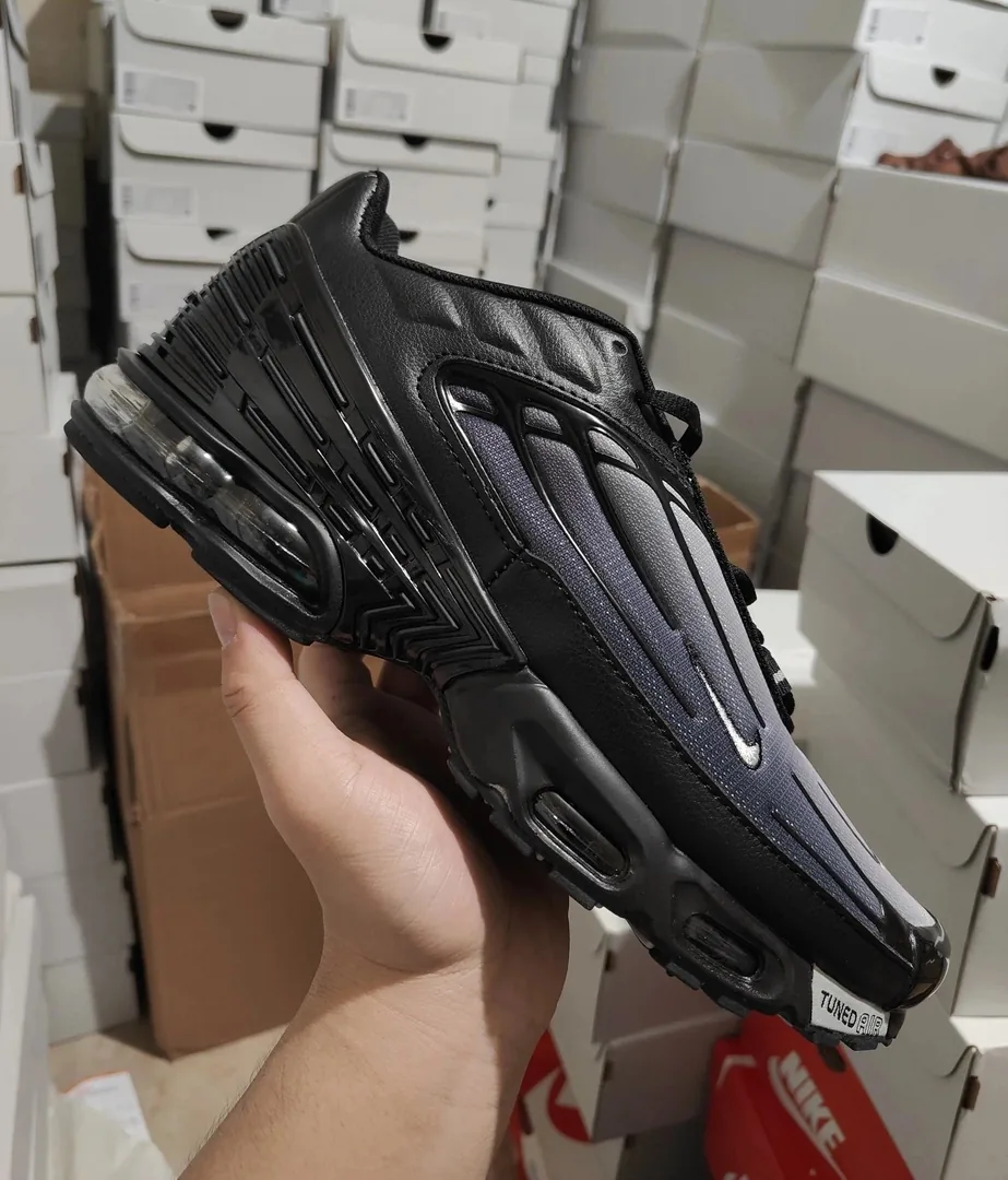 Black Nike Air Max Plus TN — Photo 11