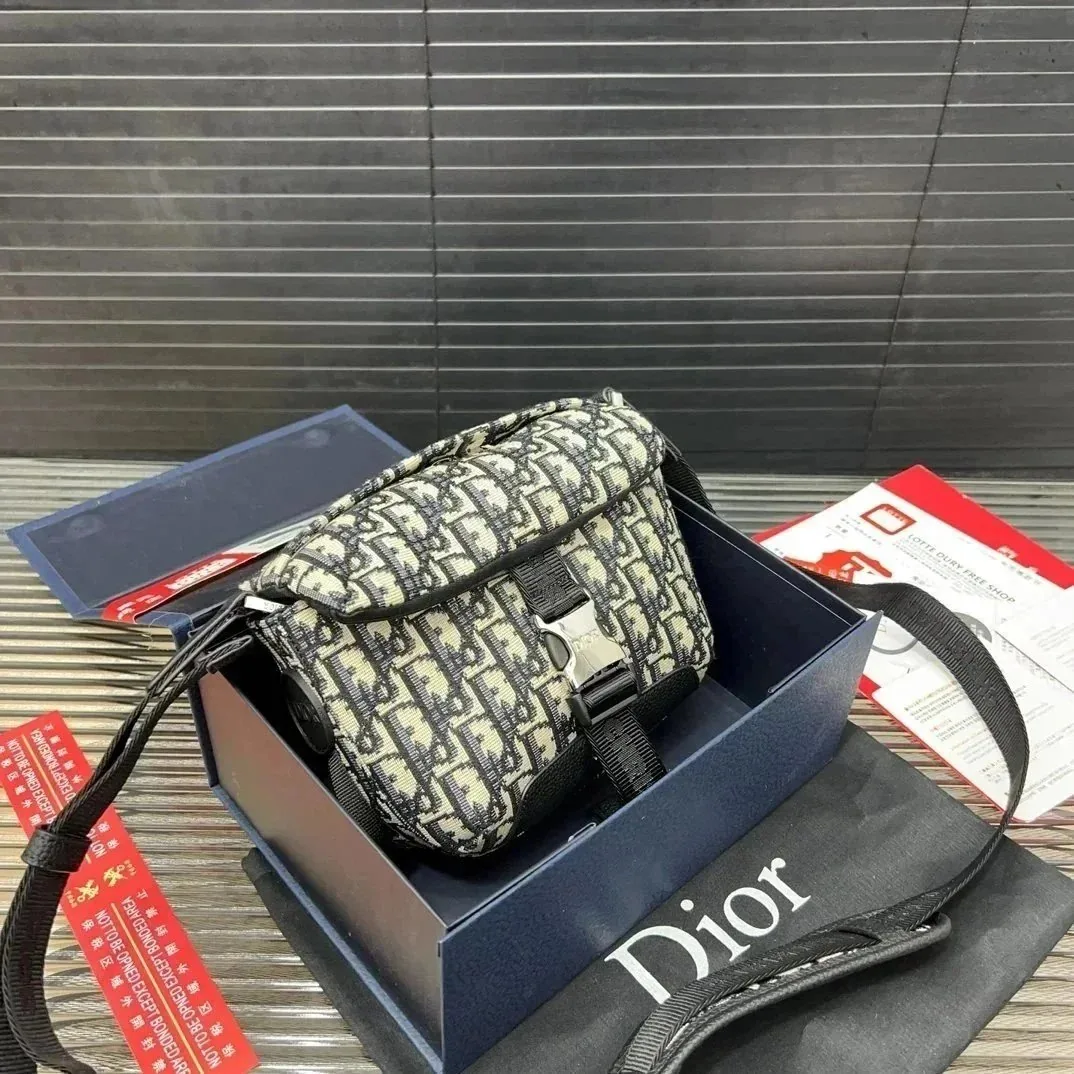 Small Square Camera Bag — Photo 11