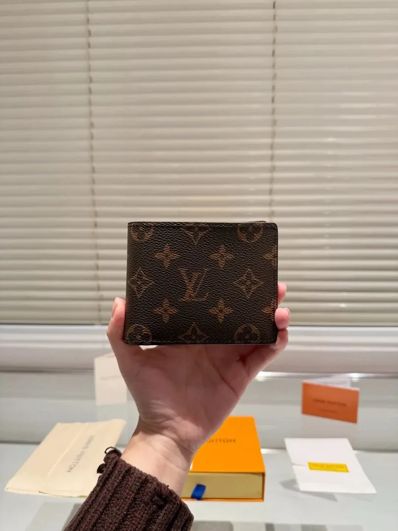Louis Vuitton Leather Wallet — photo 3
