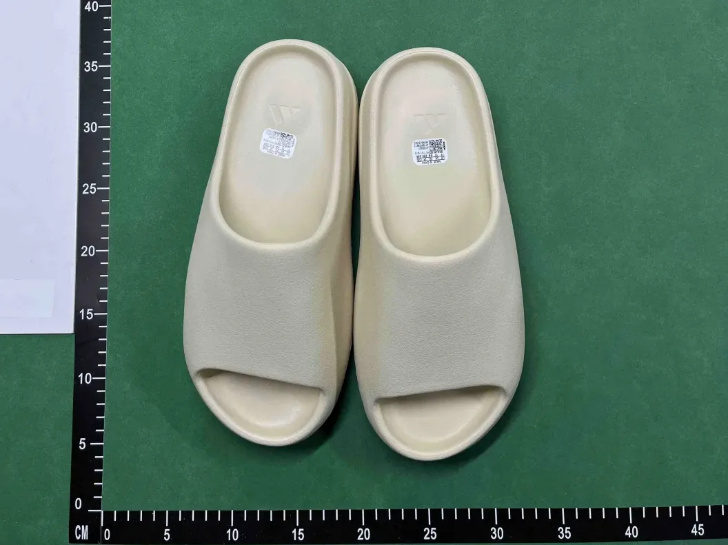 Yeezy Slide Foam Sandal Collection — Photo 15