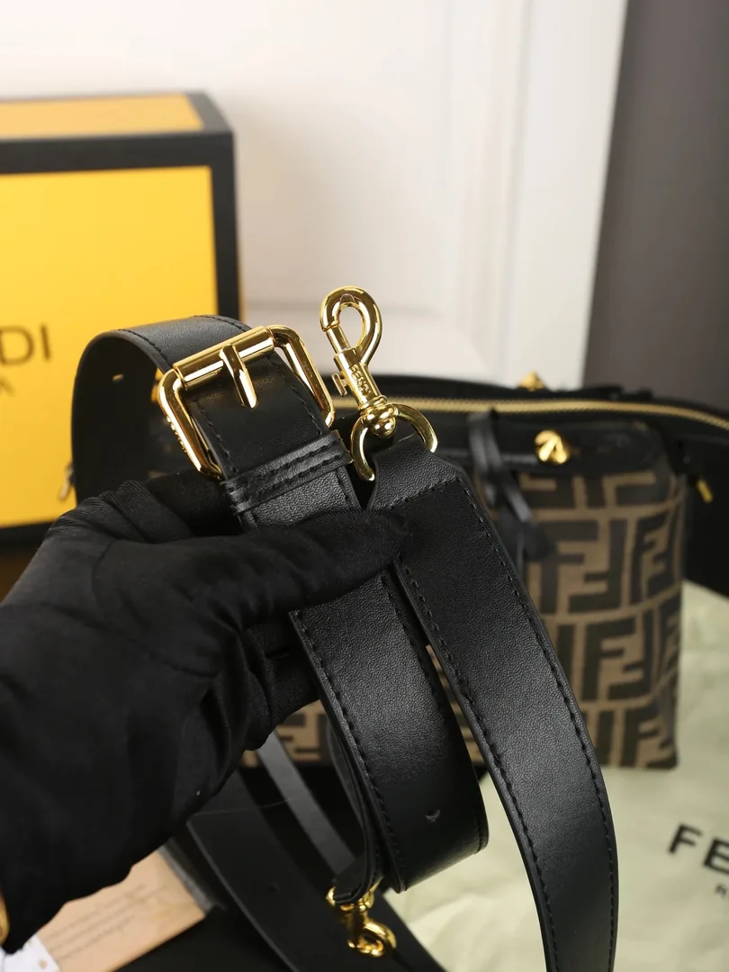 Fendi By The Way Soft Boston Bag — Zdjęcie 10