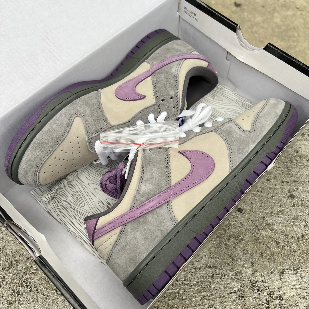 Nike SB Dunk Pigeon Sneakers — Photo 3
