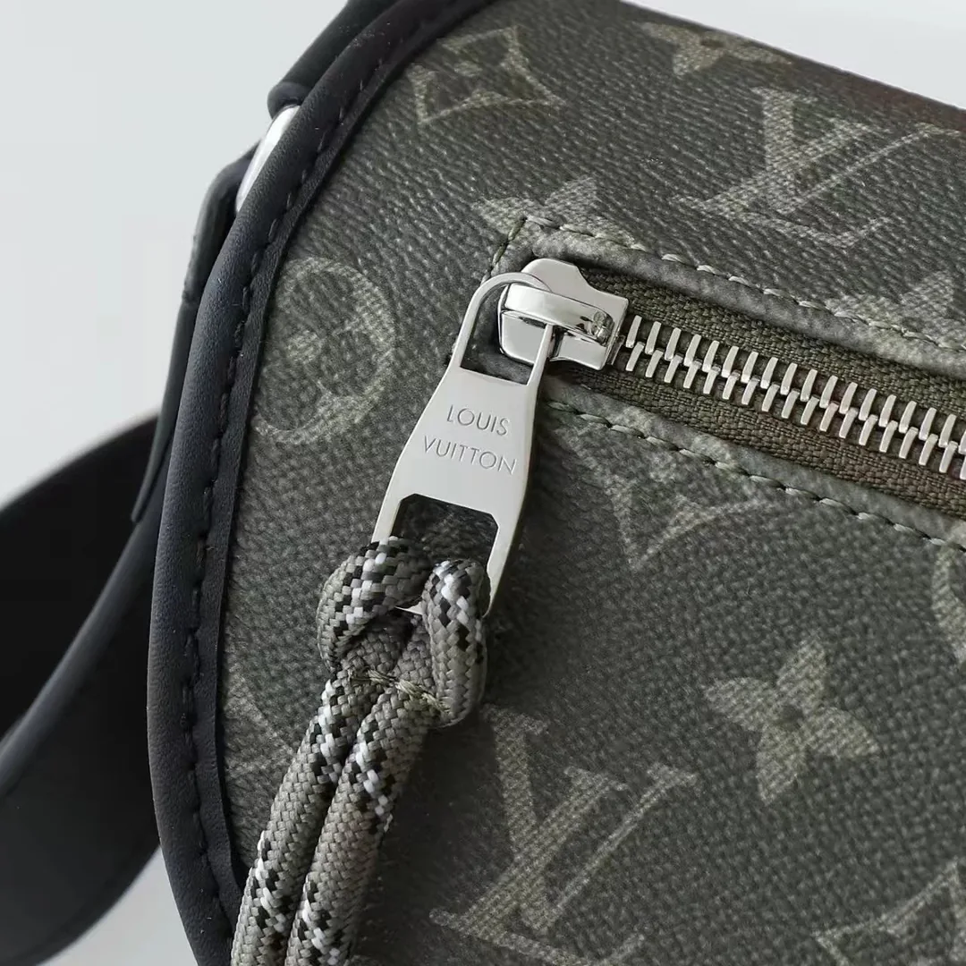 Louis Vuitton Leather Shoulder Bag — photo 9