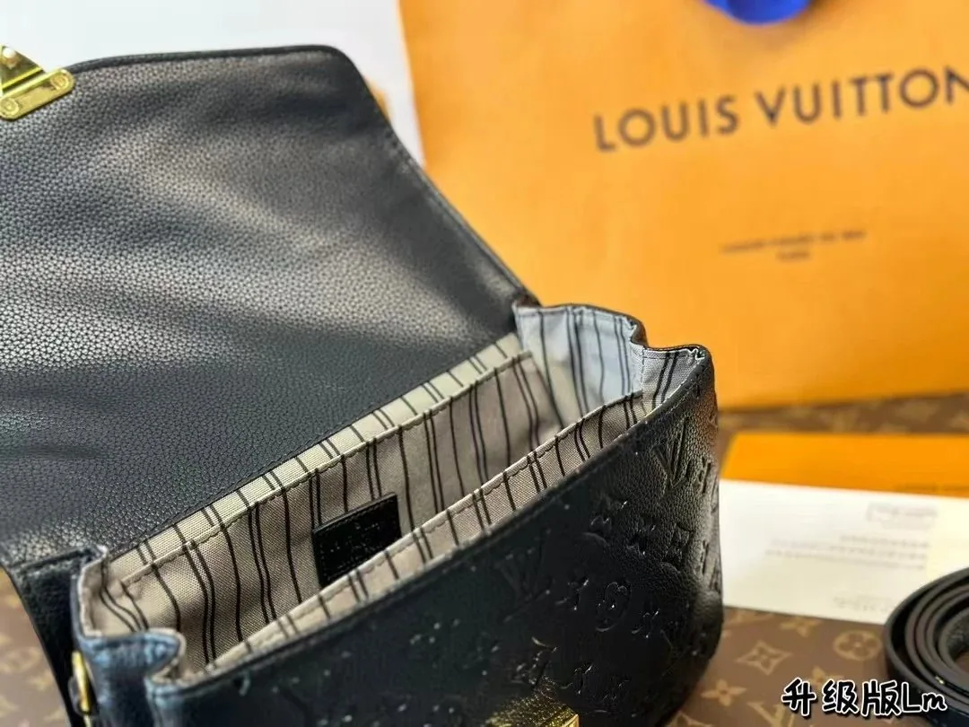 Louis Vuitton Leather Handbag — Photo 8