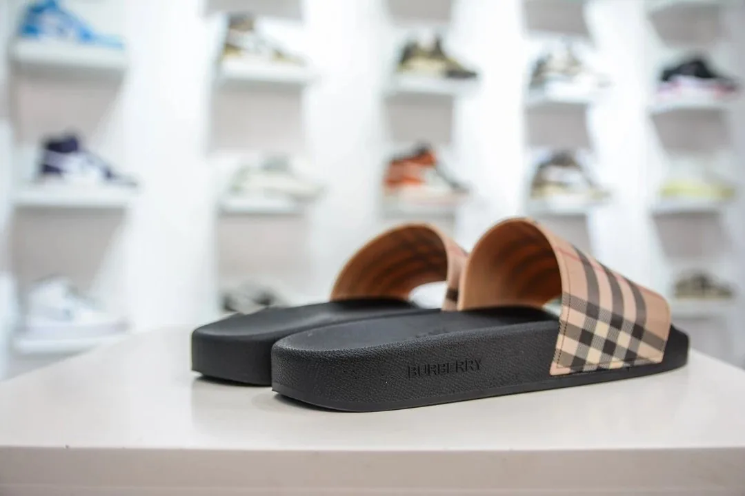 Balenciaga Slides — Photo 10