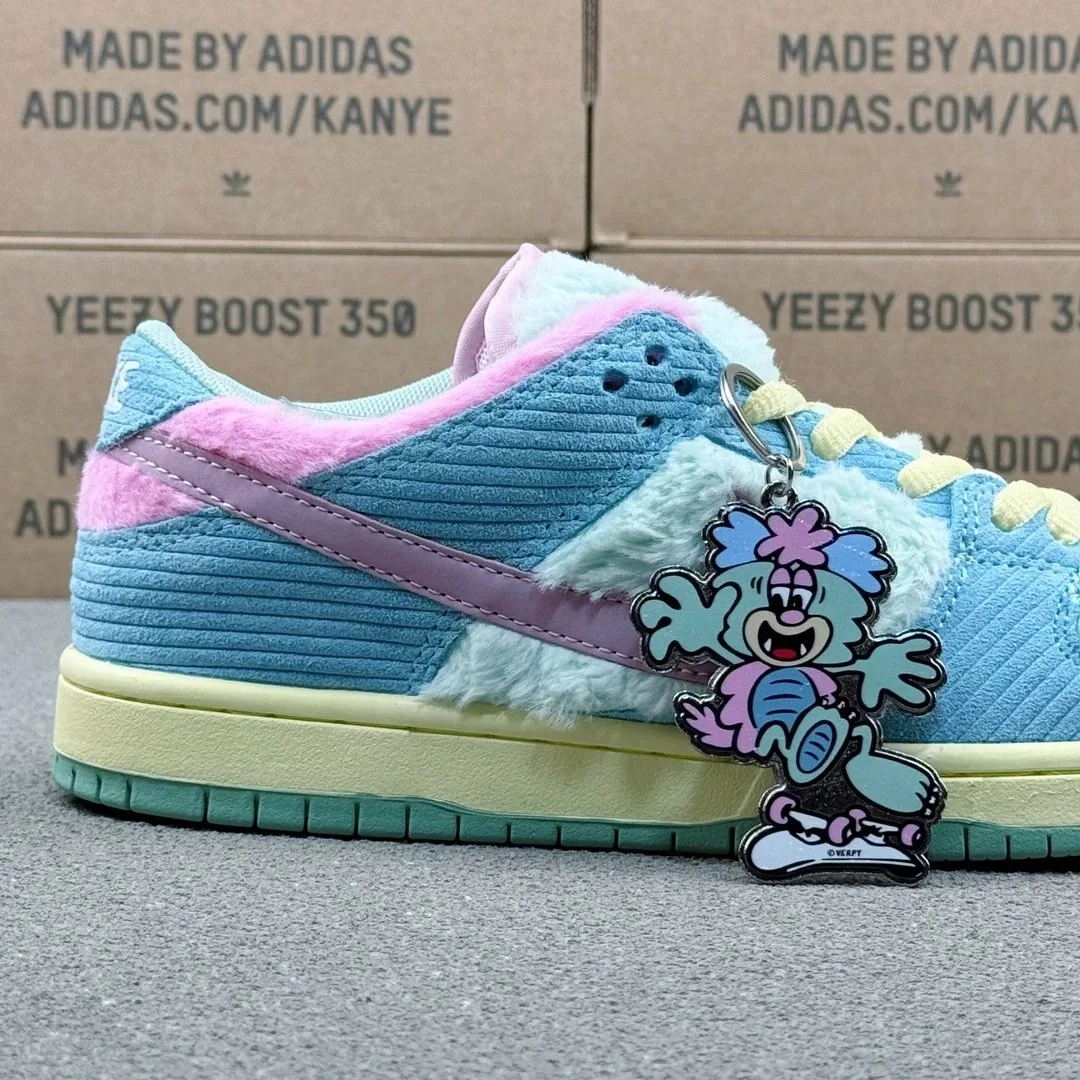 Nike Dunk Low SB Verdy Collaboration Sneakers — photo 8