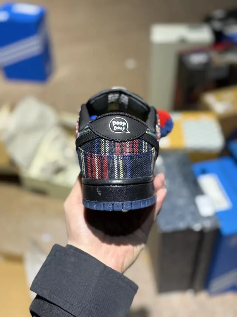 Nike Dunk Low SB Nardwuar Collaboration Sneakers — Photo 5