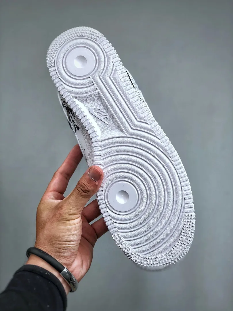 White Black Air Force 1 Supreme — Photo 9