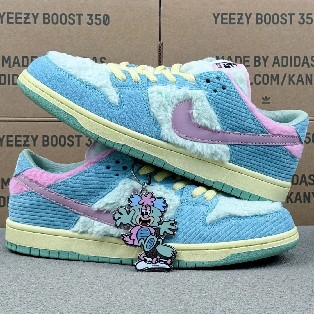Nike Dunk Low SB Verdy Collaboration Sneakers — photo 5