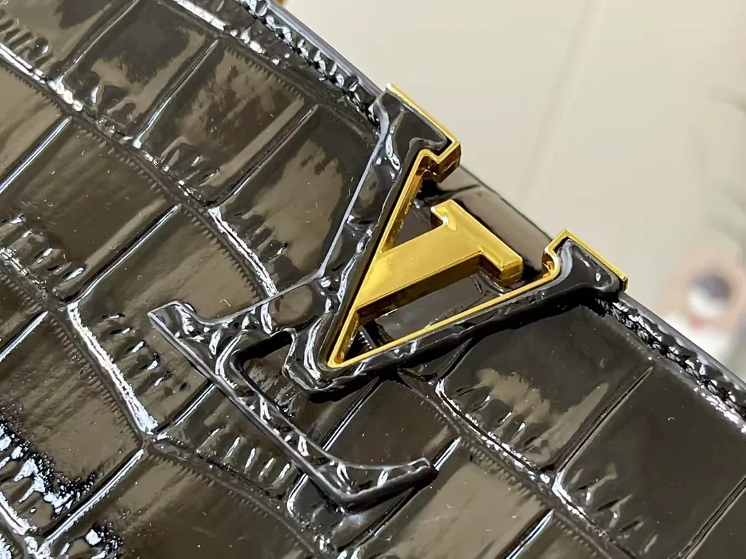 Louis Vuitton Leather Handbag — Photo 11