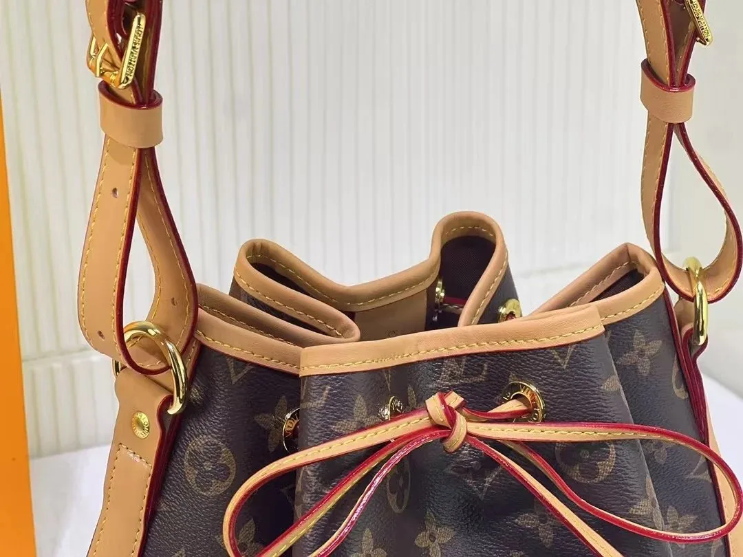 Louis Vuitton Noe Bucket Bag — Photo 9