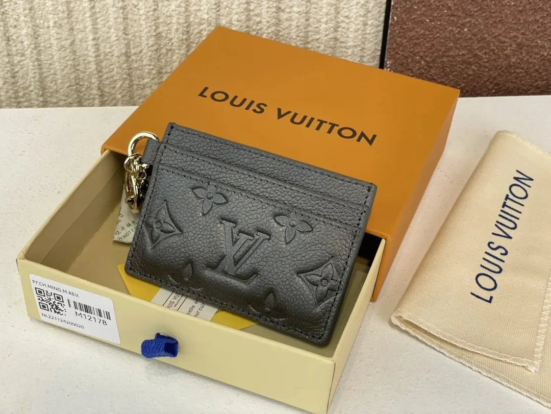 Louis Vuitton Leather Card Holder — Photo 14