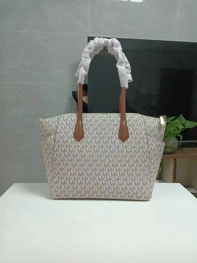 Michael Kors Leather Handbag — photo 2
