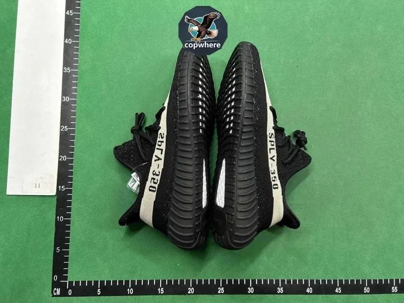 Yeezy Boost 350 Runners — Photo 4