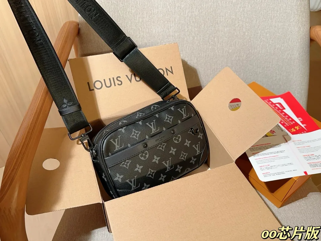 Louis Vuitton Leather Camera Bag — photo 2
