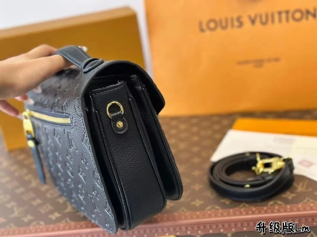 Louis Vuitton Leather Handbag — Photo 5