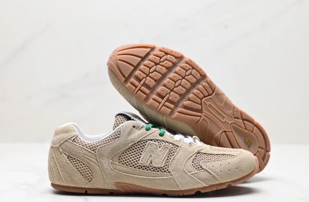 New Balance White Retro Jogging Shoes — Photo 11